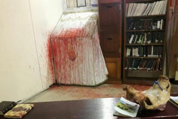 Разбой в Умани: в синагоге вандалы устроили погром Разбой в Умани: в синагоге вандалы устроили погром
