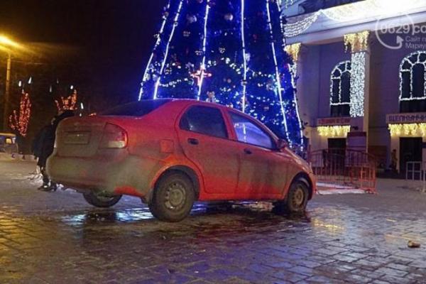 В Мариуполе пьяный полицейский въехал в главную елку города  В Мариуполе пьяный полицейский въехал в главную елку города