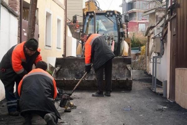 В Ялте дорожные рабочие «замуровали» жителей одной из улиц В Ялте дорожные рабочие «замуровали» жителей одной из улиц