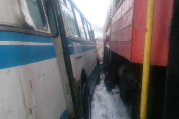 В Донецкой области произошло страшное ДТП, в котором автобус с шахтерами столкнулся с поездом В Донецкой области произошло страшное ДТП, в котором автобус с шахтерами столкнулся с поездом