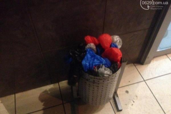 Гражданский корпус "Азов" уничтожил "сепаратистские" шарики в торговом центре Мариуполя