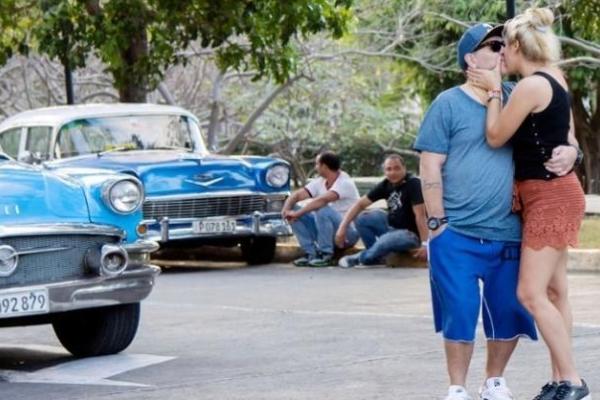 Сеть взорвали снимки Марадоны, который носит на руках молодую возлюбленную 