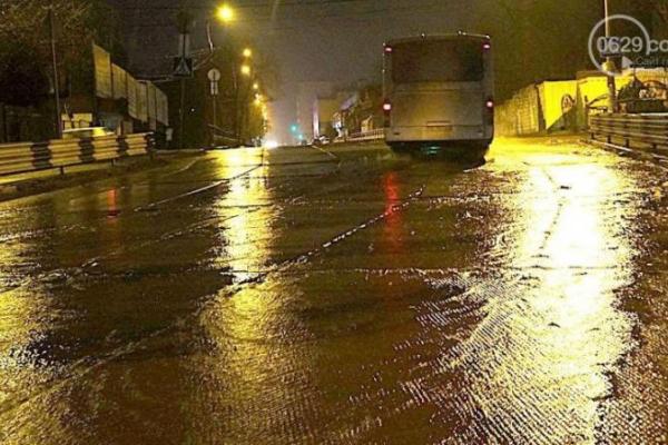 В центре Мариуполя произошла серьезная авария: дороги полностью затопило грязной водой