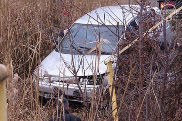 Жуткая авария в Мариуполе: автомобиль на скользком мосту улетел в реку Жуткая авария в Мариуполе: автомобиль на скользком мосту улетел в реку