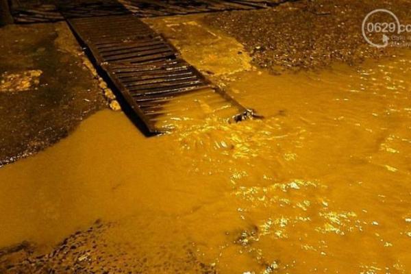 В центре Мариуполя произошла серьезная авария: дороги полностью затопило грязной водой