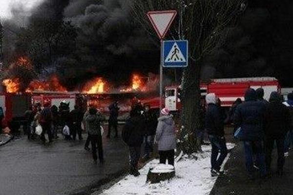 В Киеве произошел масштабный пожар: огромный столб черного дыма видно издалека В Киеве произошел масштабный пожар: огромный столб черного дыма видно издалека