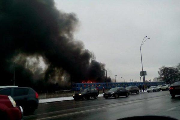 В Киеве произошел масштабный пожар: огромный столб черного дыма видно издалека В Киеве произошел масштабный пожар: огромный столб черного дыма видно издалека