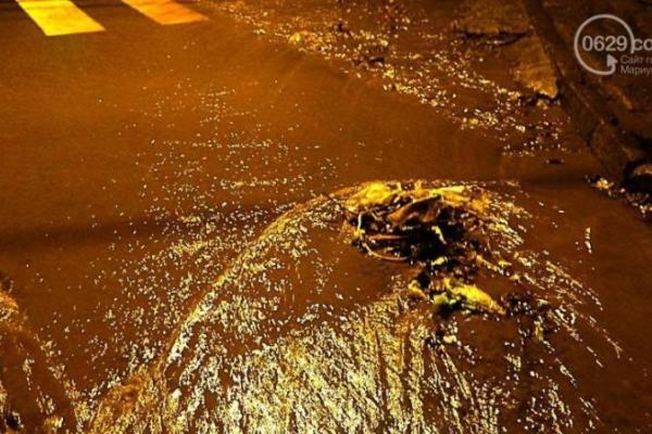 В центре Мариуполя произошла серьезная авария: дороги полностью затопило грязной водой