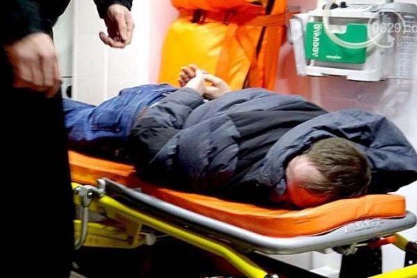 В Мариуполе пьяный полицейский въехал в главную елку города  В Мариуполе пьяный полицейский въехал в главную елку города