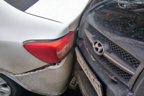 В Мариуполе 5 авто попали в ДТП: авария растянулась на целый квартал