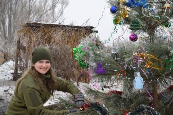 Защитники Мариуполя украсили елки на позициях 
