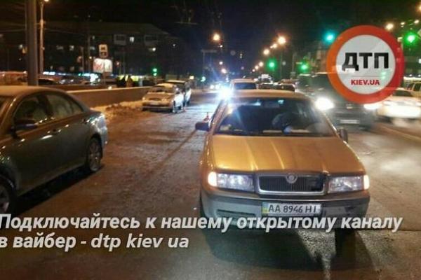 В Киеве произошло страшное ДТП: под колеса автомобиля попали дети В Киеве произошло страшное ДТП: под колеса автомобиля попали дети