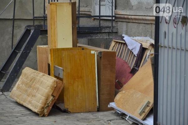 В Одессе переулок возле мэрии утопает в мусоре В Одессе переулок возле мэрии утопает в мусоре