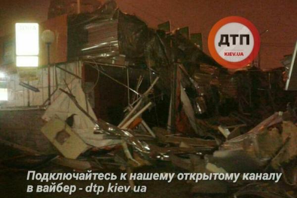 В Киеве неизвестные на тракторе разгромили рынок Оболонь: хозяева торговых точек в шоке В Киеве неизвестные на тракторе разгромили рынок Оболонь: хозяева торговых точек в шоке