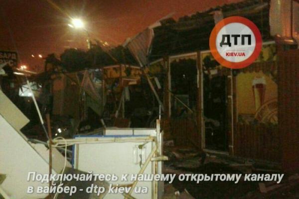 В Киеве неизвестные на тракторе разгромили рынок Оболонь: хозяева торговых точек в шоке В Киеве неизвестные на тракторе разгромили рынок Оболонь: хозяева торговых точек в шоке