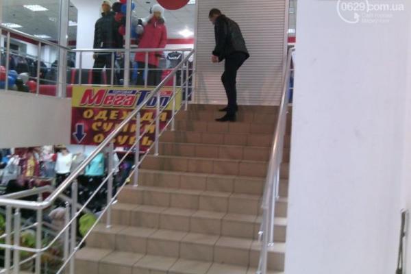 Гражданский корпус "Азов" уничтожил "сепаратистские" шарики в торговом центре Мариуполя