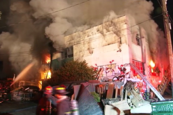 В Калифорнии произошел страшный пожар в ночном клубе: 9 человек сгорели заживо В Калифорнии произошел страшный пожар в ночном клубе: 9 человек сгорели заживо