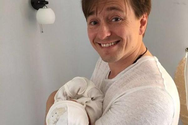 Сергей Безруков гастролирует со своей пятимесячной дочкой