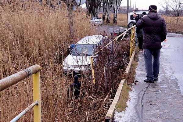 Жуткая авария в Мариуполе: автомобиль на скользком мосту улетел в реку Жуткая авария в Мариуполе: автомобиль на скользком мосту улетел в реку