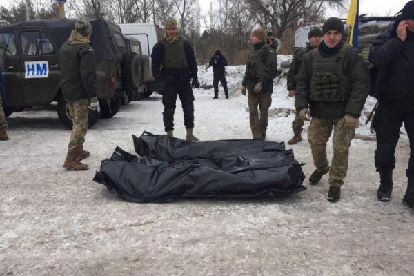 В Счастье украинской стороне передали тела погибших на Светлодарской дуге В Счастье украинской стороне передали тела погибших на Светлодарской дуге