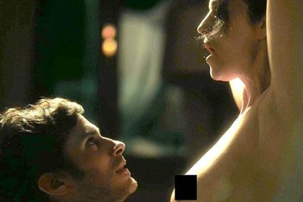 Моника Беллуччи шокировала поклонников, снявшись в откровенной сцене популярного сериала