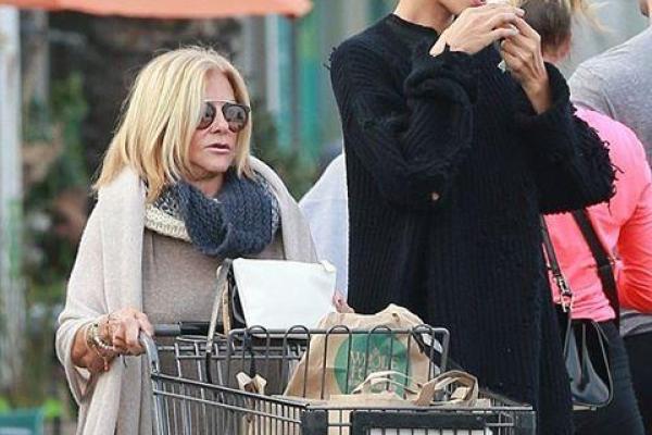 Беременная супермодель Ирина Шейк впервые показала округлившийся живот