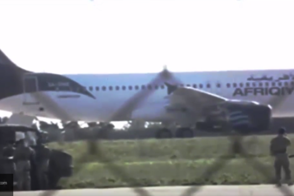 Террористы, захватившие ливийский самолет на Мальте, сдались Террористы, захватившие ливийский самолет на Мальте, сдались