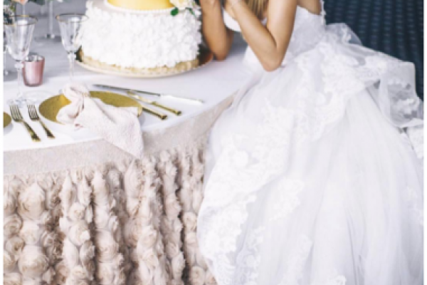 Певица Вера Брежнева восхитила снимком в свадебном платье