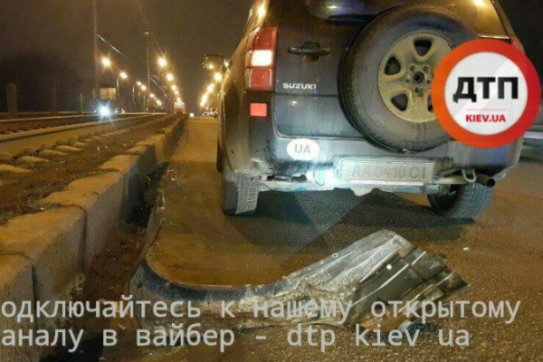 В Киеве "Сузуки" сбила пешехода: мужчина в критическом состоянии В Киеве "Сузуки" сбила пешехода: мужчина в критическом состоянии