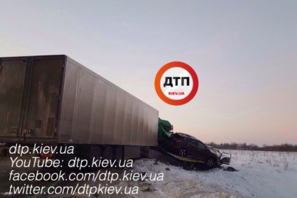 Под Киевом водитель фуры разбил эвакуатор, который погружал автомобиль Под Киевом водитель фуры разбил эвакуатор, который погружал автомобиль