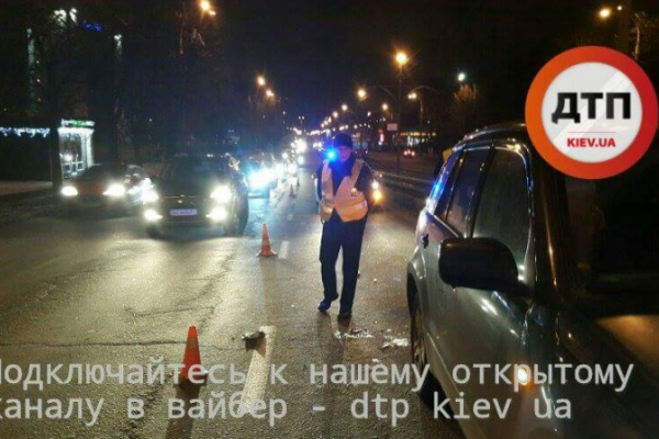 В Киеве "Сузуки" сбила пешехода: мужчина в критическом состоянии В Киеве "Сузуки" сбила пешехода: мужчина в критическом состоянии