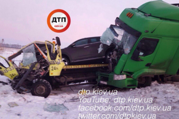 Под Киевом водитель фуры разбил эвакуатор, который погружал автомобиль Под Киевом водитель фуры разбил эвакуатор, который погружал автомобиль
