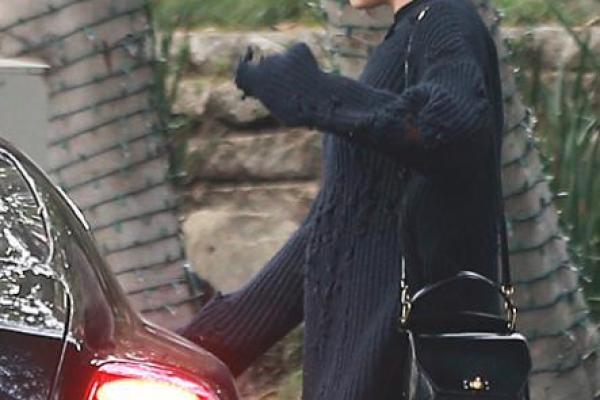 Беременная супермодель Ирина Шейк впервые показала округлившийся живот