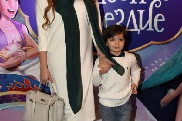 Беременная певица Анастасия Стоцкая не смогла скрыть округлившийся живот