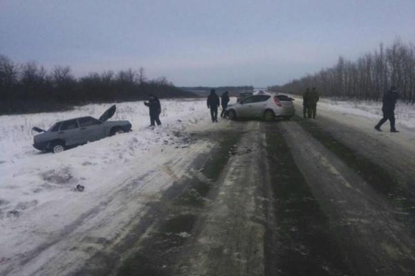 В Луганской области произошло жуткое ДТП: "Hyndai" выехал на встречку и врезался в "девятку"