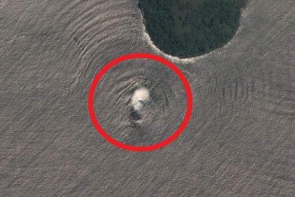 Ученый показал удивительный снимок поднятия огромного НЛО из глубин Тихого океана