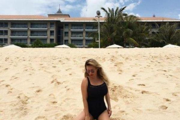 Певица Анна Семенович показала соблазнительную фигуру в купальнике