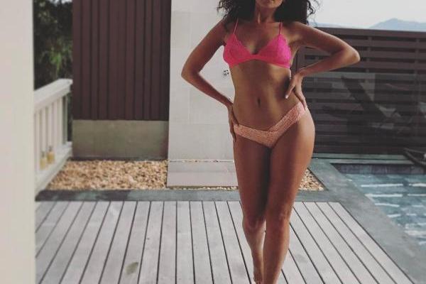 Певица Настя Каменских похвасталась шикарной фигурой в открытом купальнике