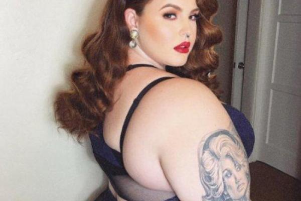 Знаменитая модель Тесс Холлидей показала фото в нижнем белье