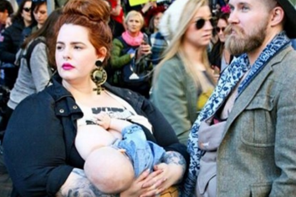 Модель Тесс Холлидей во время митинга кормила ребенка грудью: пользователи Сети остались недовольны Модель Тесс Холлидей во время митинга кормила ребенка грудью: пользователи Сети остались недовольны