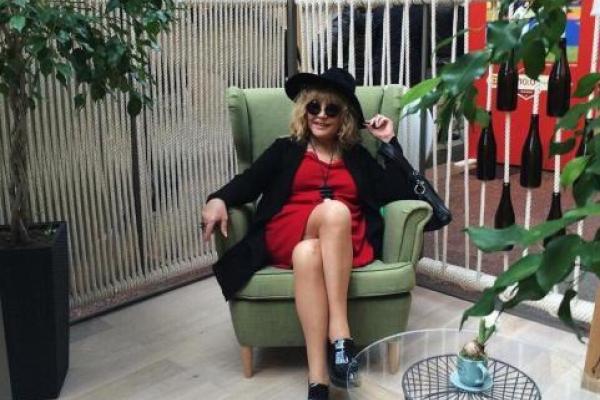 Певица Алла Пугачева в красном мини-платье поразила поклонников