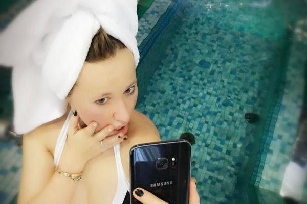 Телеведущая Ксения Собчак показала снимок в открытом купальнике