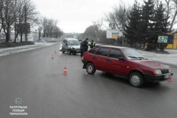 В Тернополе произошла авария, в которой столкнулись два автомобиля В Тернополе произошла авария, в которой столкнулись два автомобиля