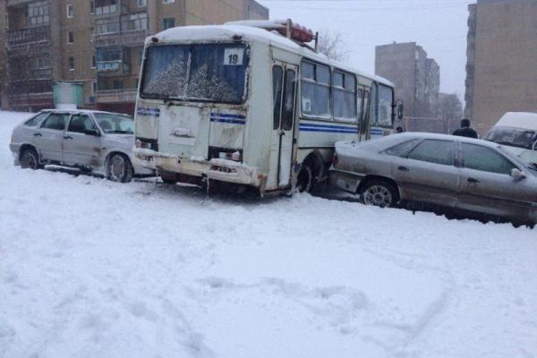 В Горловке из-за сильного снегопада произошло масштабное ДТП В Горловке из-за сильного снегопада произошло масштабное ДТП