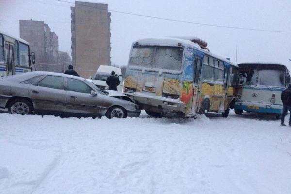 В Горловке из-за сильного снегопада произошло масштабное ДТП В Горловке из-за сильного снегопада произошло масштабное ДТП