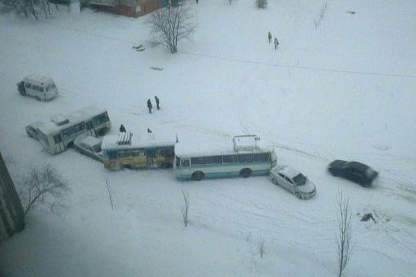 В Горловке из-за сильного снегопада произошло масштабное ДТП В Горловке из-за сильного снегопада произошло масштабное ДТП