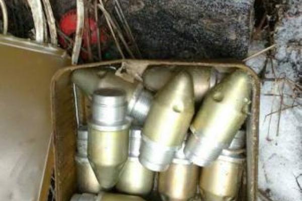 На Донбассе обнаружено 3 огромных клада с боеприпасами боевиков