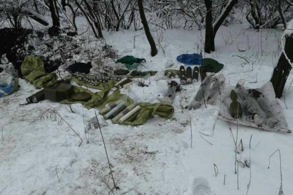На Донбассе обнаружено 3 огромных клада с боеприпасами боевиков