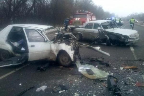 На Киевщине в ДТП с участием военного погибли 3 человека На Киевщине в ДТП с участием военного погибли 3 человека