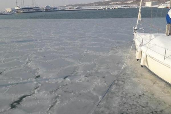 В Болгарии замерзло море из-за рекордно холодной зимы: появились фото В Болгарии замерзло море из-за рекордно холодной зимы: появились фото